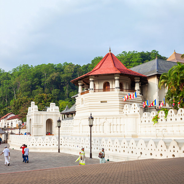 temple-of-the tooth-kandy-srilanka