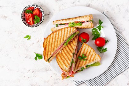 veggie sandwich served in a plate